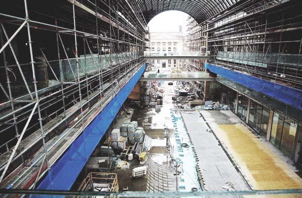 Eingerüstetes Atrium eines Großprojekts am Leipziger Platz