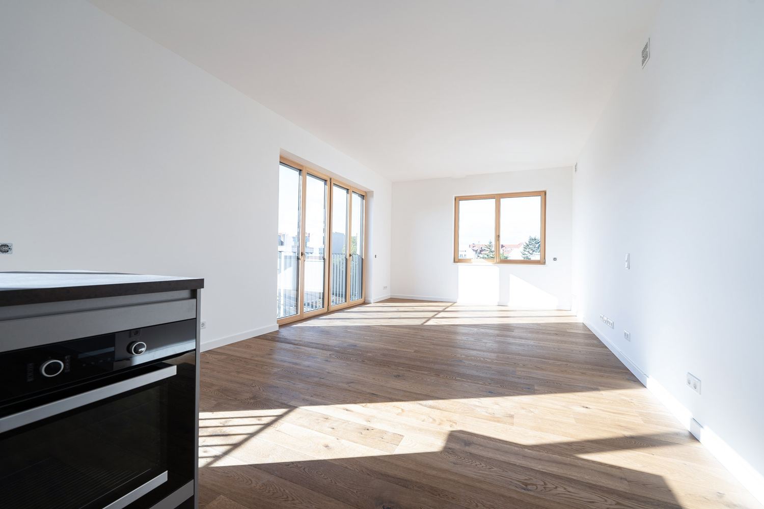Fertig ausgebauter Wohnraum mit Einbauküche — Projekt MLS 53