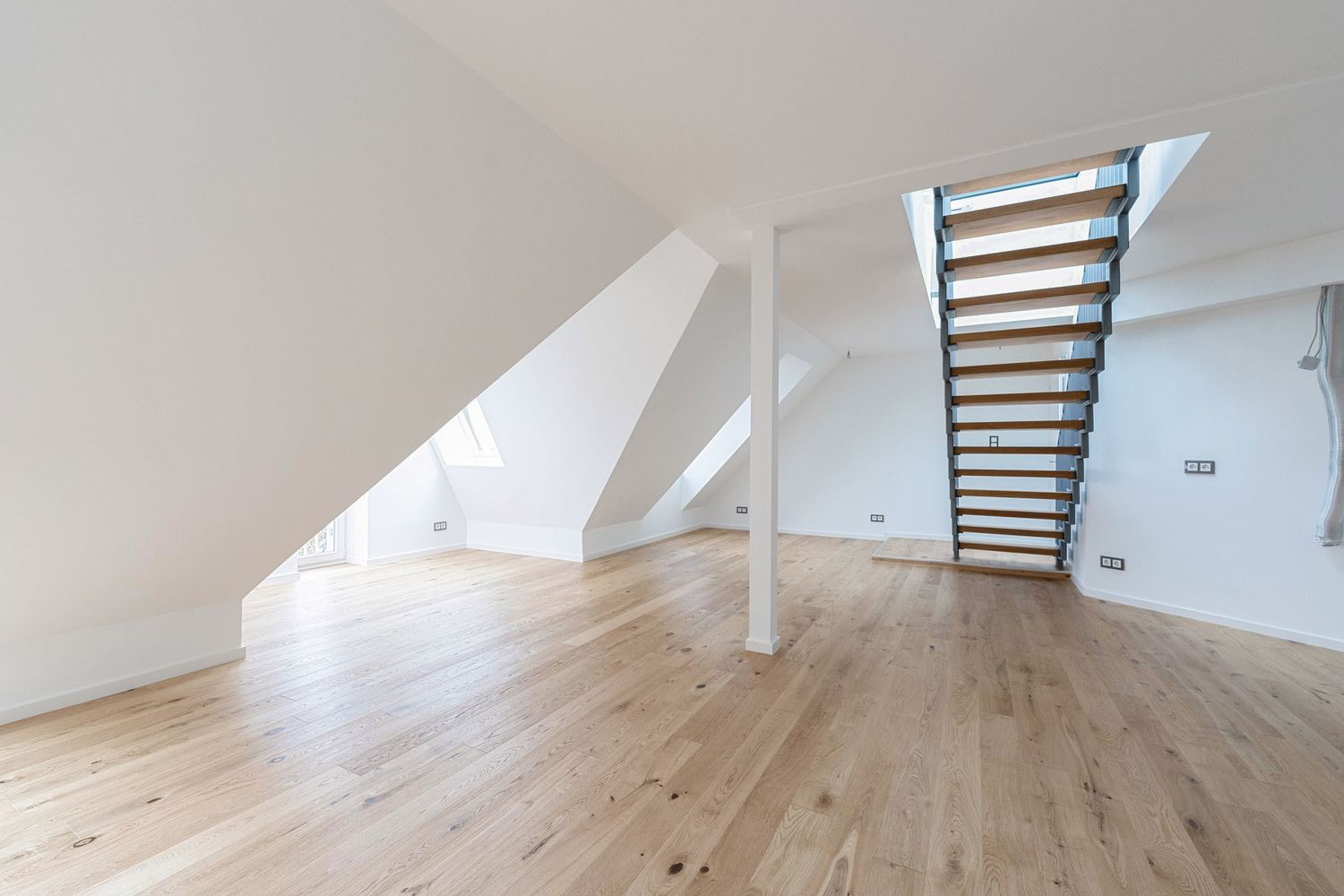 Heller Dachgeschossausbau mit Treppe und Eichenparkett