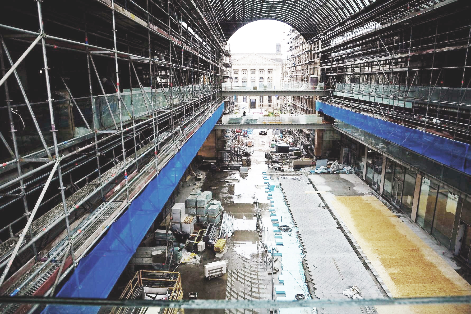 Eingerüstetes Atrium eines Großprojekts am Leipziger Platz
